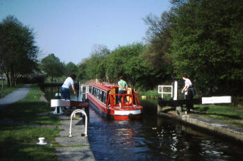 Narrow boat weekend break on the Huddersfield Broad Canal